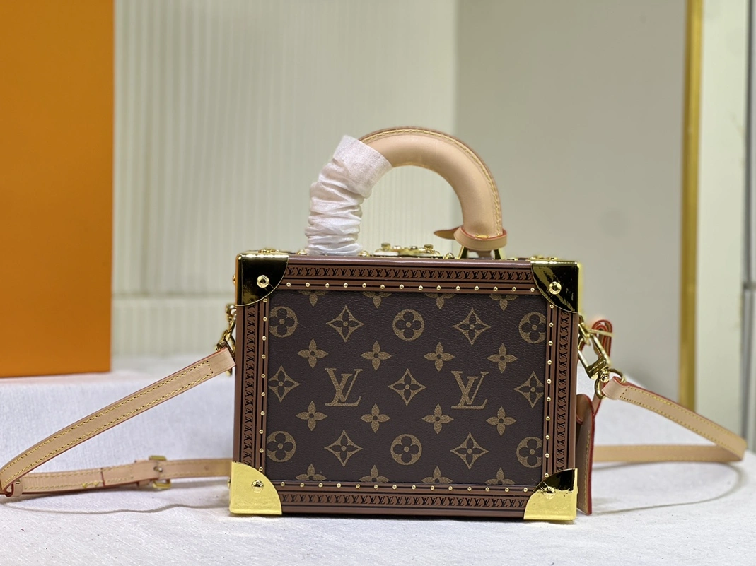Louis Vuitton AAA Quality Messenger Bags For Women NewStyle 6372