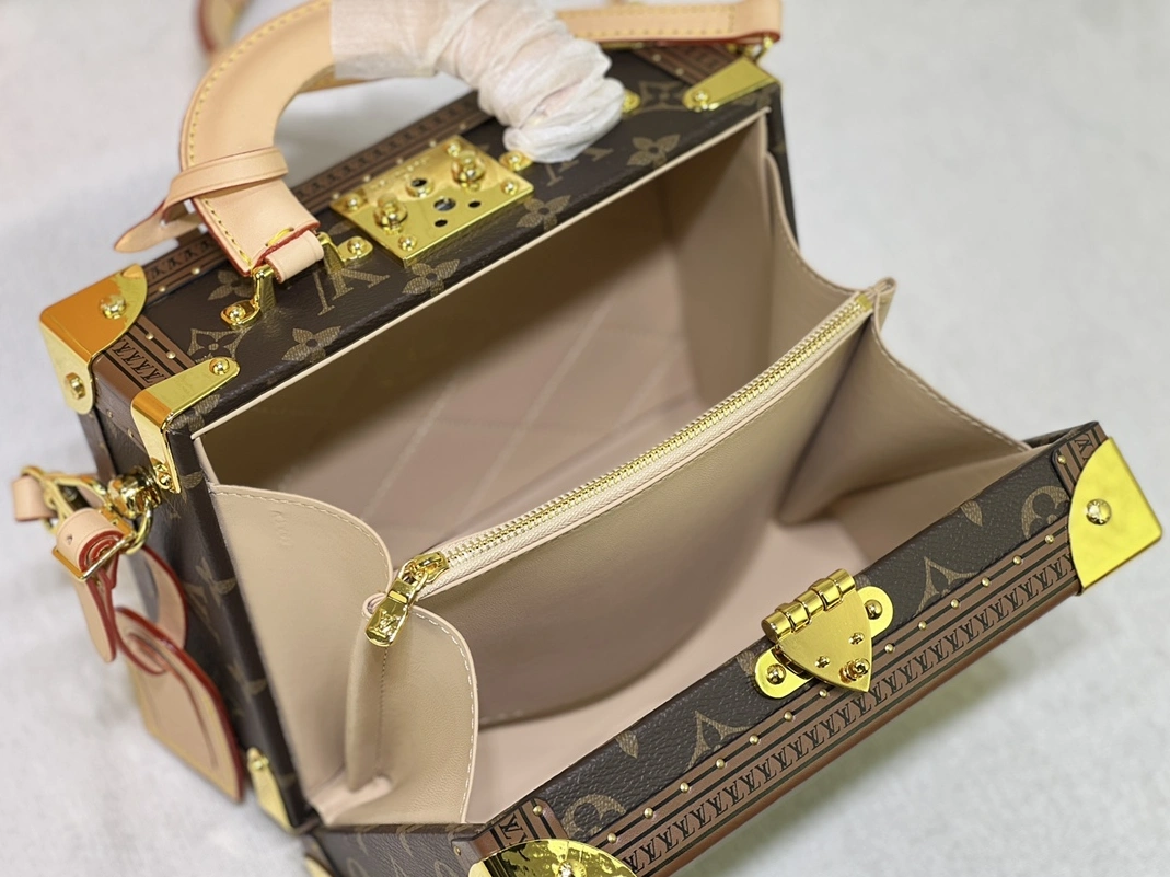 Louis Vuitton AAA Quality Messenger Bags For Women NewStyle 6372