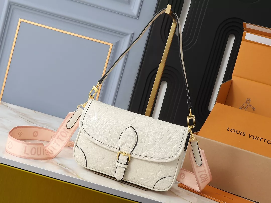Louis Vuitton AAA Quality Messenger Bags For Women NewStyle 7426