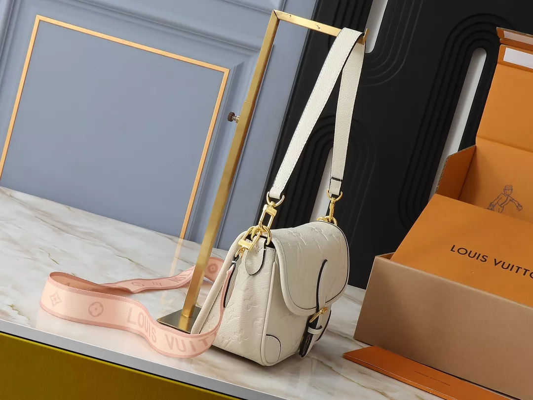 Louis Vuitton AAA Quality Messenger Bags For Women NewStyle 7426