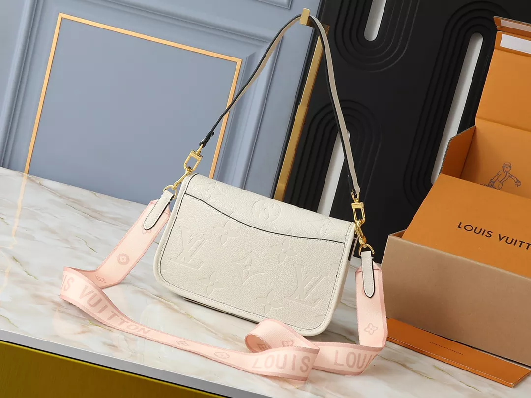 Louis Vuitton AAA Quality Messenger Bags For Women NewStyle 7426