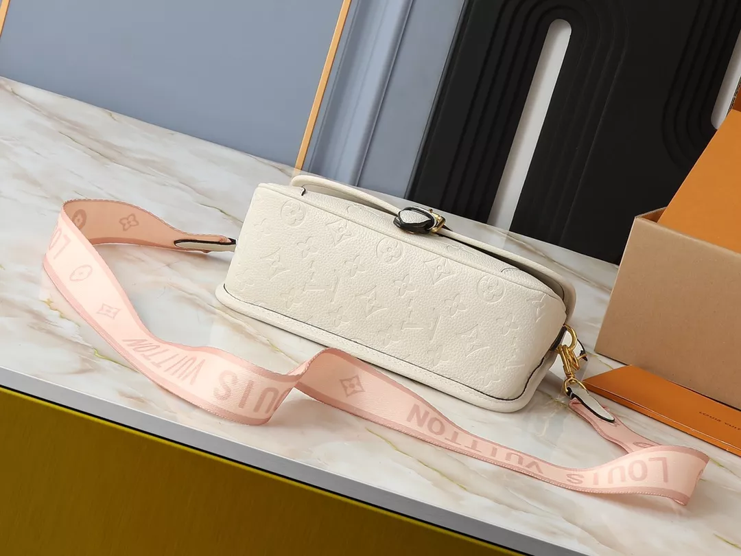 Louis Vuitton AAA Quality Messenger Bags For Women NewStyle 7426
