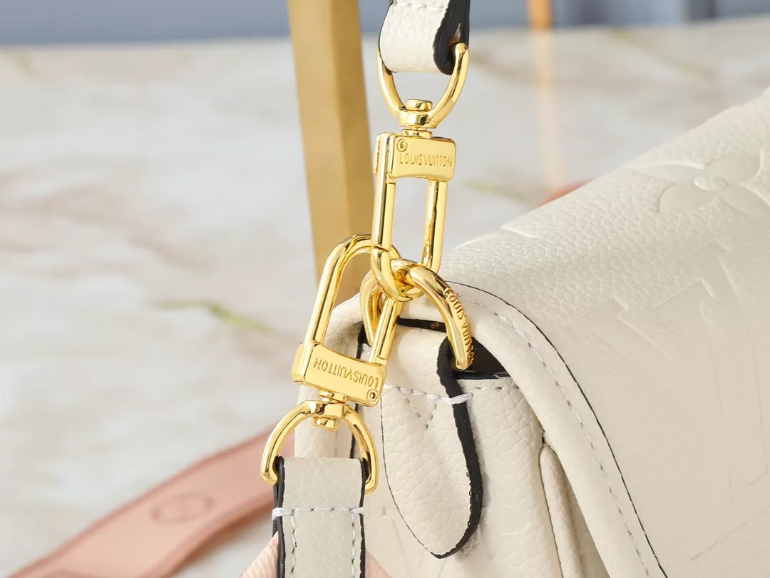 Louis Vuitton AAA Quality Messenger Bags For Women NewStyle 7426