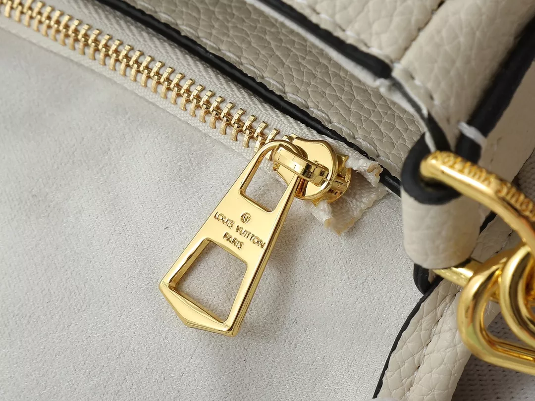 Louis Vuitton AAA Quality Messenger Bags For Women NewStyle 7426