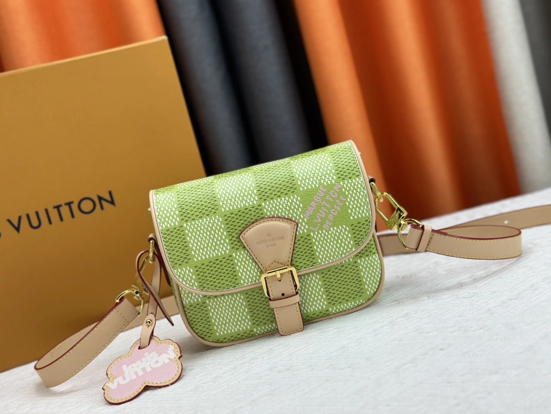Louis Vuitton AAA Quality Messenger Bags For Women Popular 9392