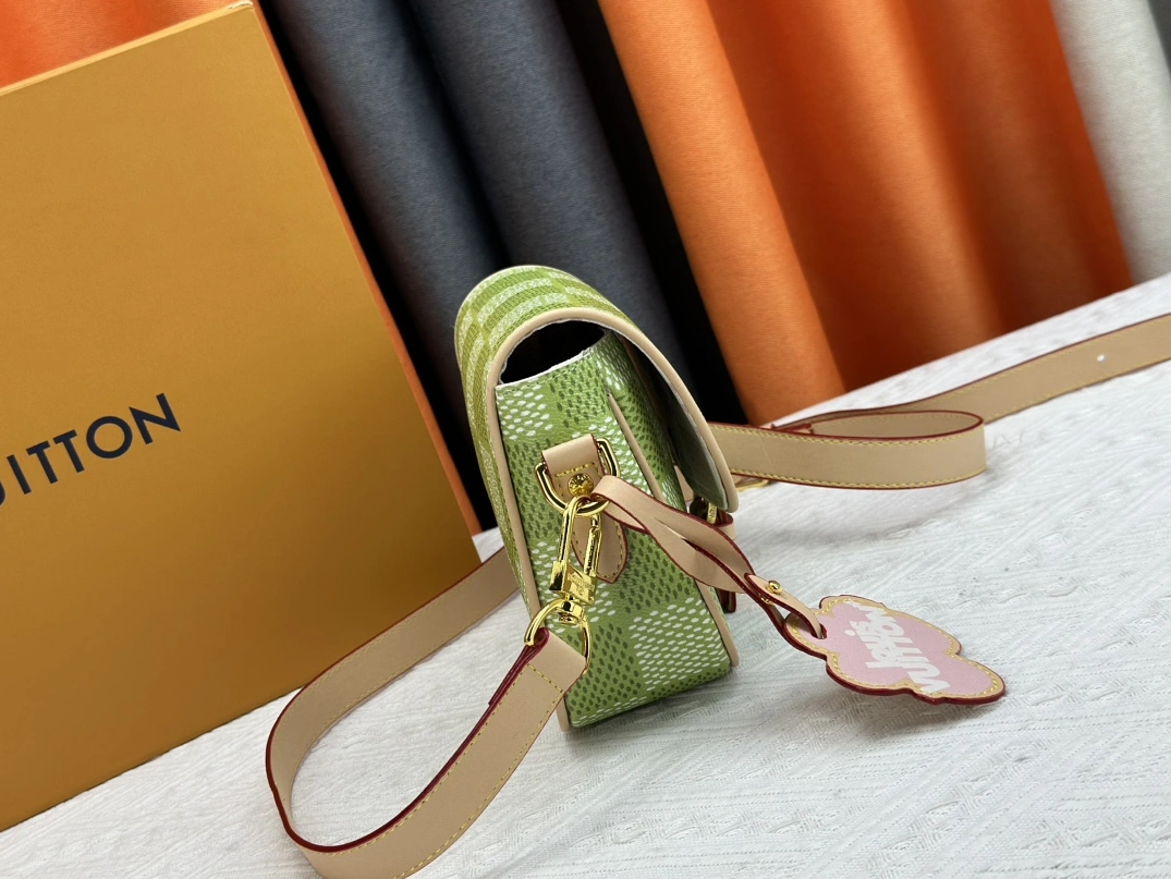 Louis Vuitton AAA Quality Messenger Bags For Women Popular 9392