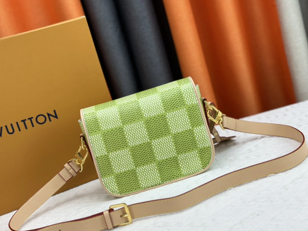 Louis Vuitton AAA Quality Messenger Bags For Women Popular 9392