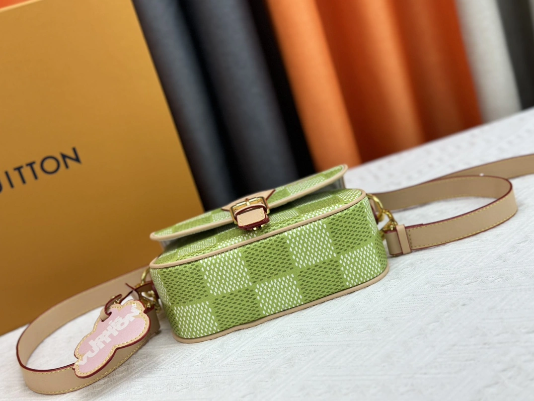 Louis Vuitton AAA Quality Messenger Bags For Women Popular 9392