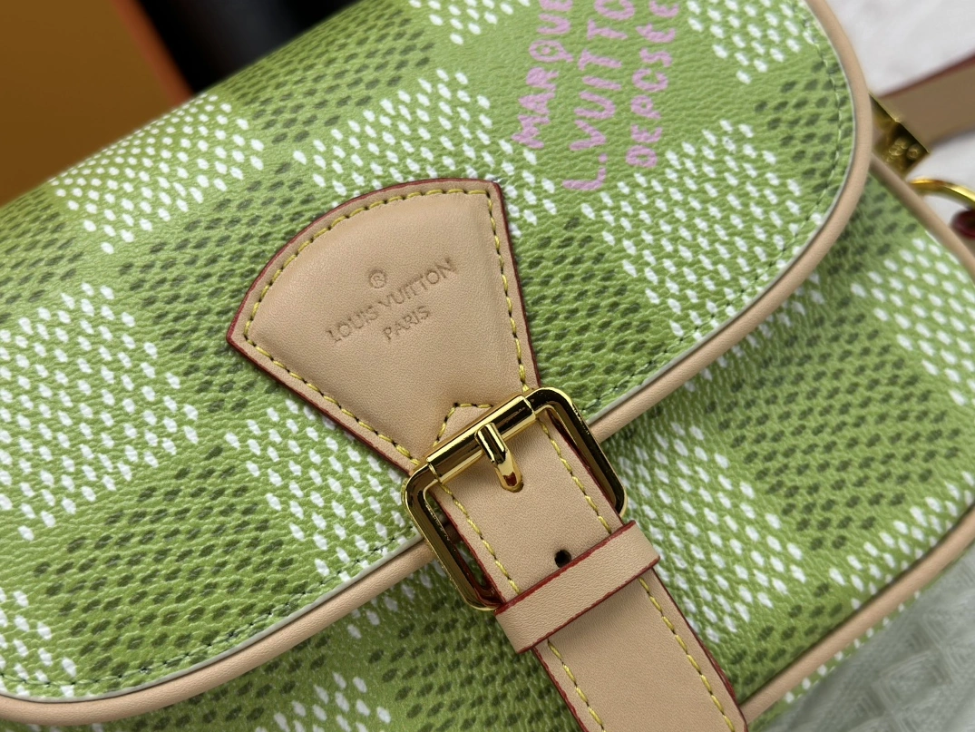Louis Vuitton AAA Quality Messenger Bags For Women Popular 9392