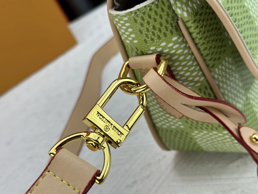 Louis Vuitton AAA Quality Messenger Bags For Women Popular 9392