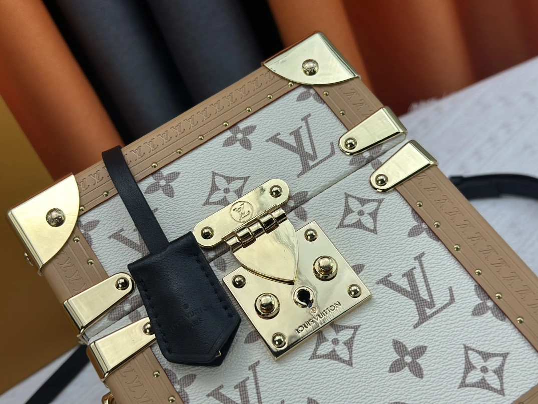 Louis Vuitton AAA Quality Messenger Bags For Women Practical 1078
