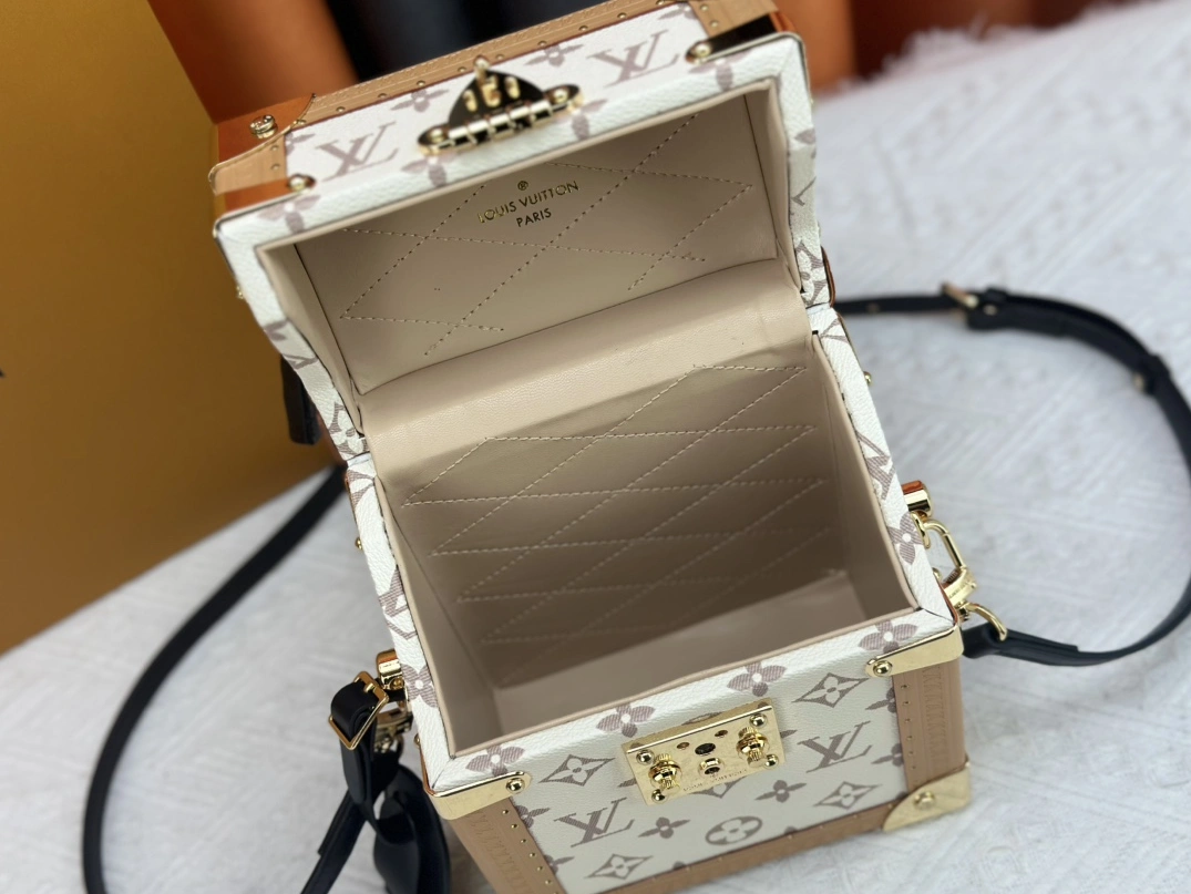 Louis Vuitton AAA Quality Messenger Bags For Women Practical 1078