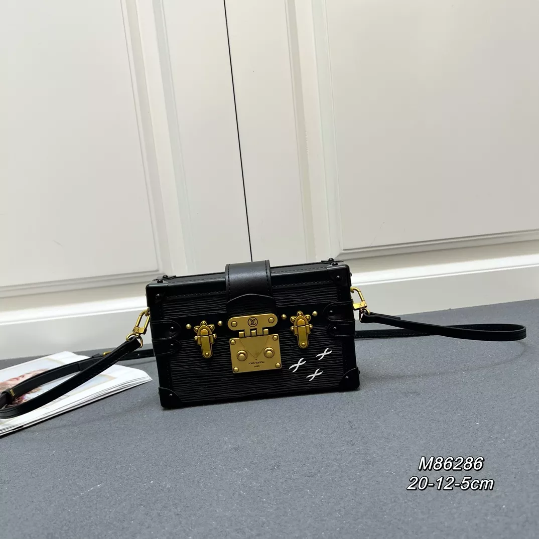 Louis Vuitton AAA Quality Messenger Bags For Women Practical 268