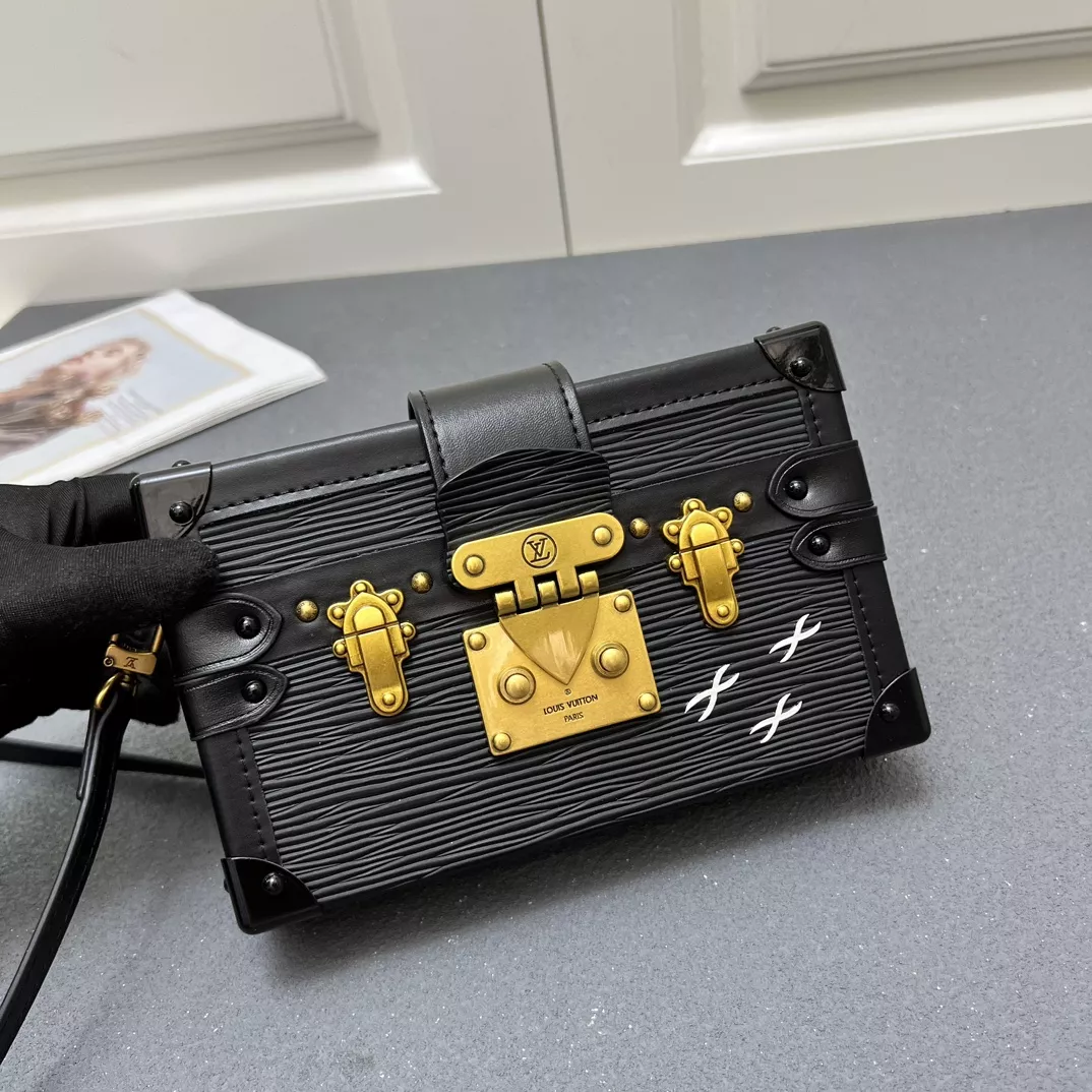 Louis Vuitton AAA Quality Messenger Bags For Women Practical 268