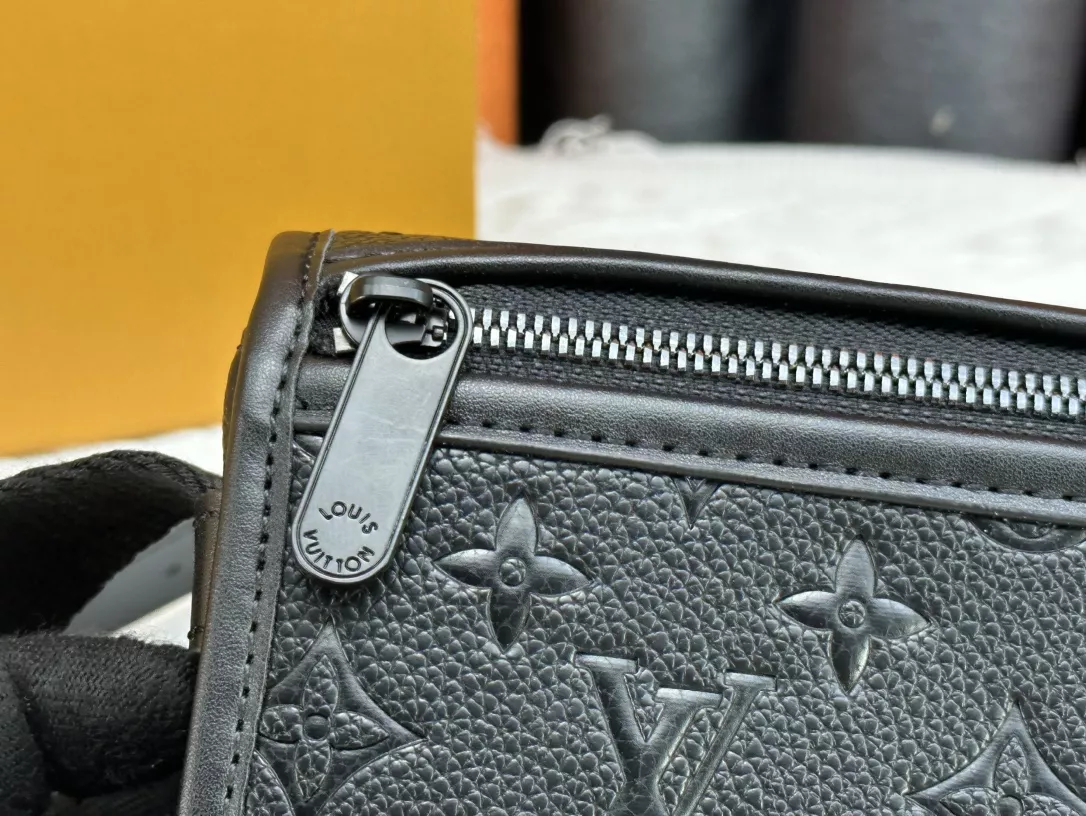 Louis Vuitton AAA Quality Messenger Bags For Women Refined 1476