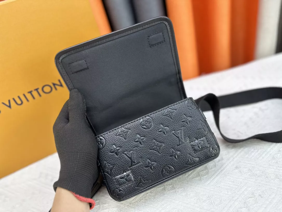 Louis Vuitton AAA Quality Messenger Bags For Women Refined 1476