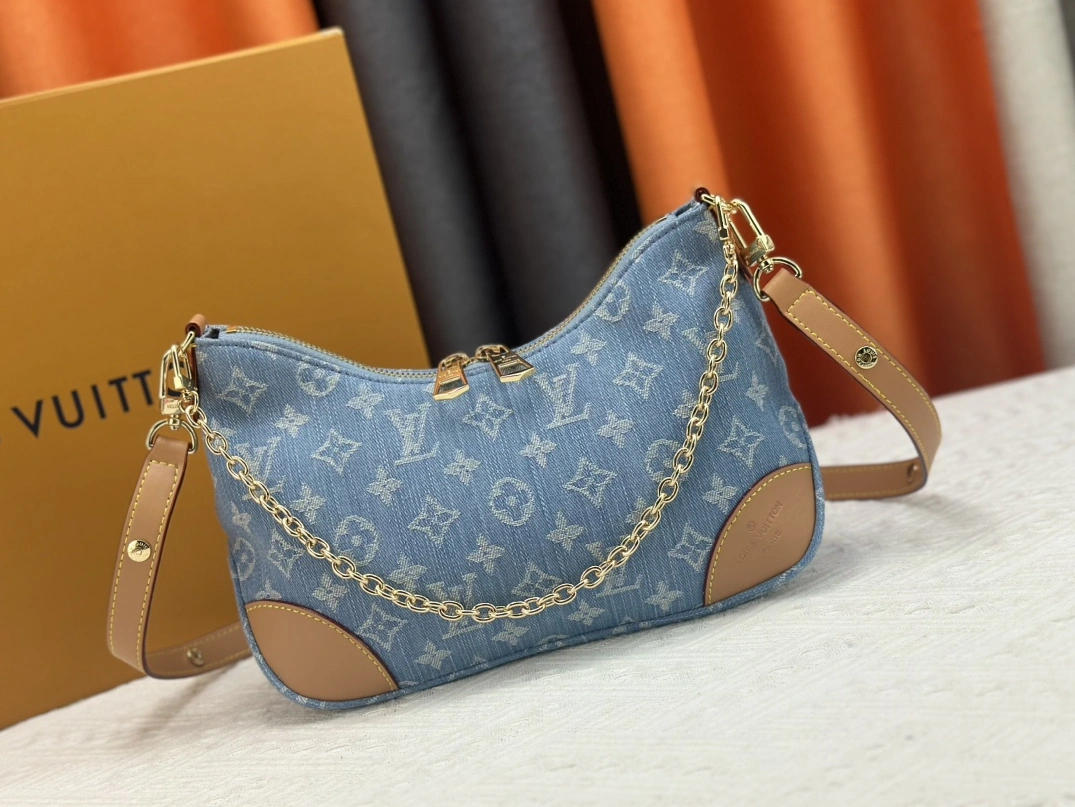 Louis Vuitton AAA Quality Messenger Bags For Women Refined 6410