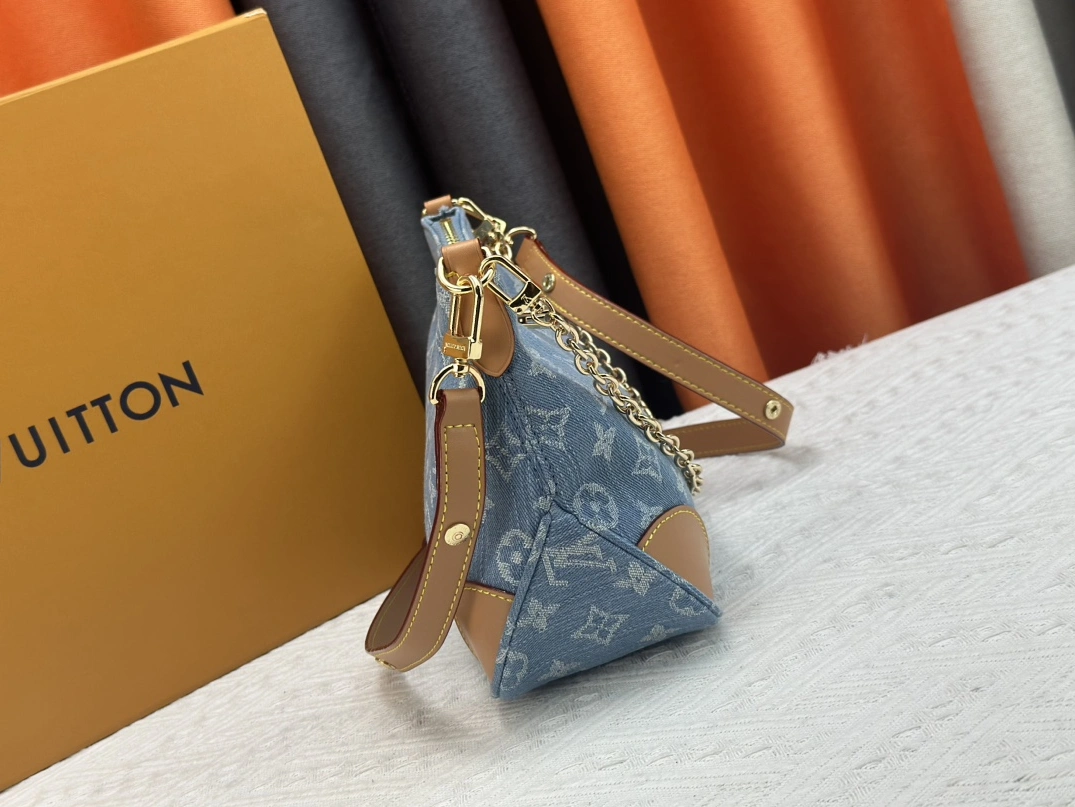 Louis Vuitton AAA Quality Messenger Bags For Women Refined 6410