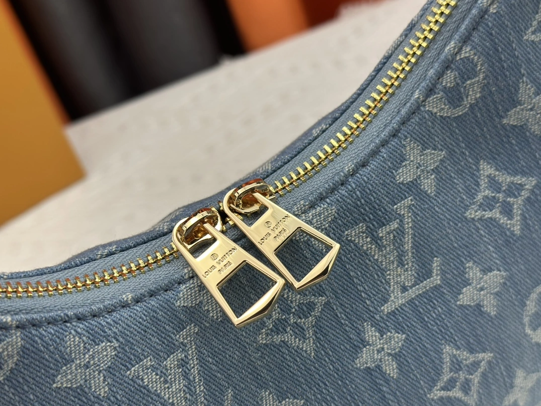 Louis Vuitton AAA Quality Messenger Bags For Women Refined 6410