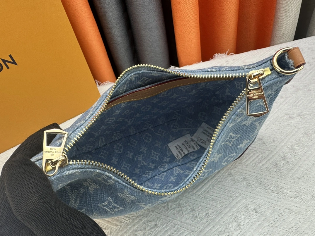 Louis Vuitton AAA Quality Messenger Bags For Women Refined 6410
