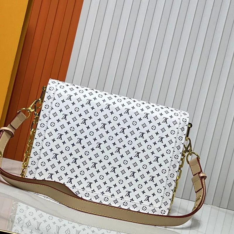 Louis Vuitton AAA Quality Messenger Bags For Women Refined 729
