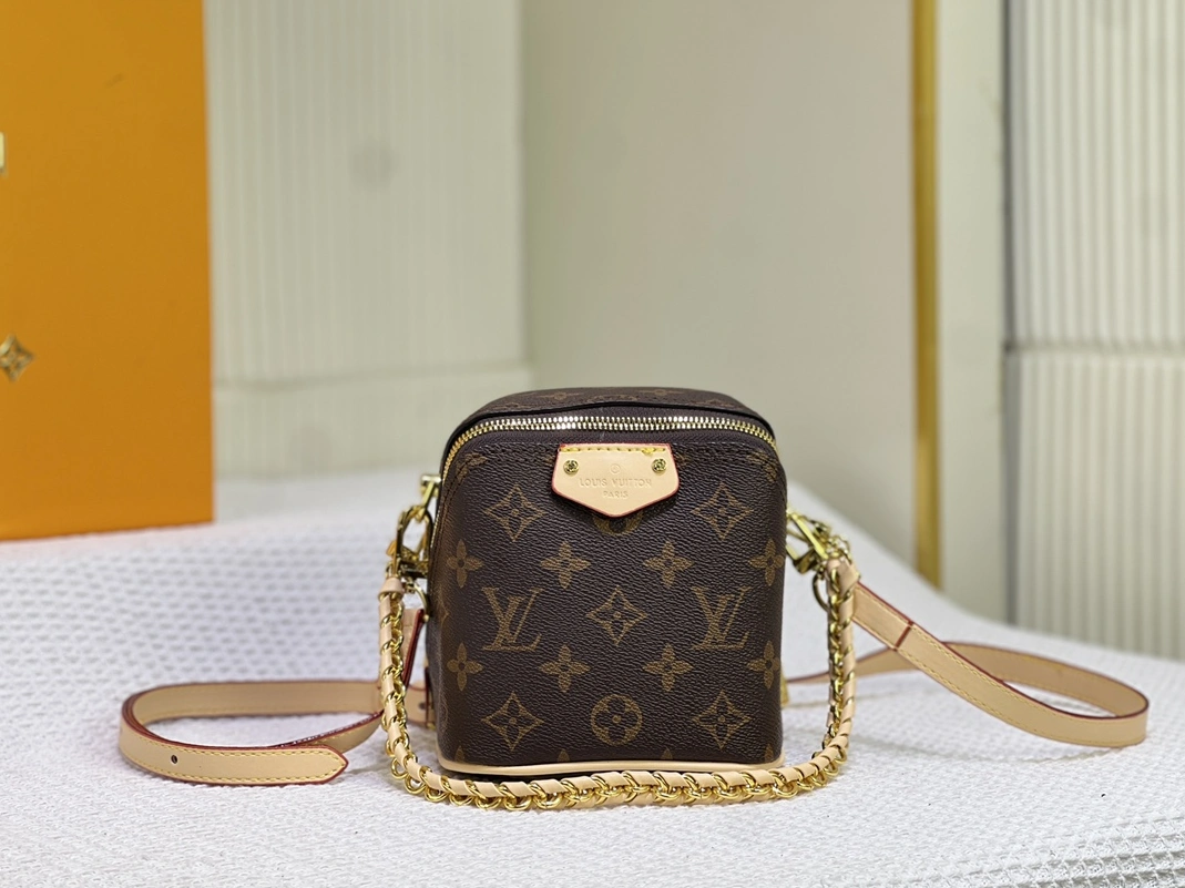 Louis Vuitton AAA Quality Messenger Bags For Women Refined 7449