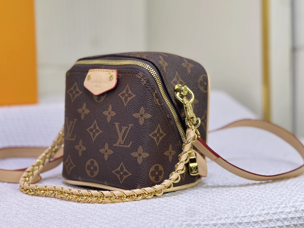 Louis Vuitton AAA Quality Messenger Bags For Women Refined 7449