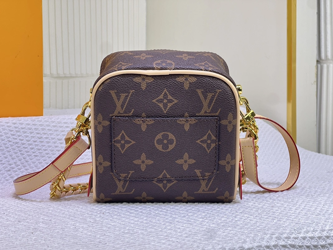 Louis Vuitton AAA Quality Messenger Bags For Women Refined 7449