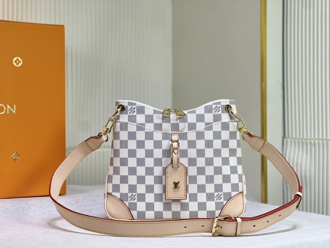 Louis Vuitton AAA Quality Messenger Bags For Women Refined 8931