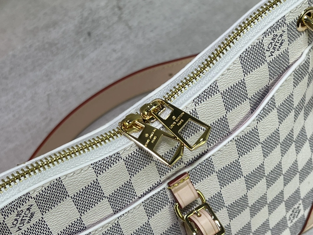 Louis Vuitton AAA Quality Messenger Bags For Women Refined 8931