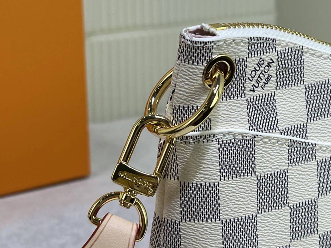 Louis Vuitton AAA Quality Messenger Bags For Women Refined 8931