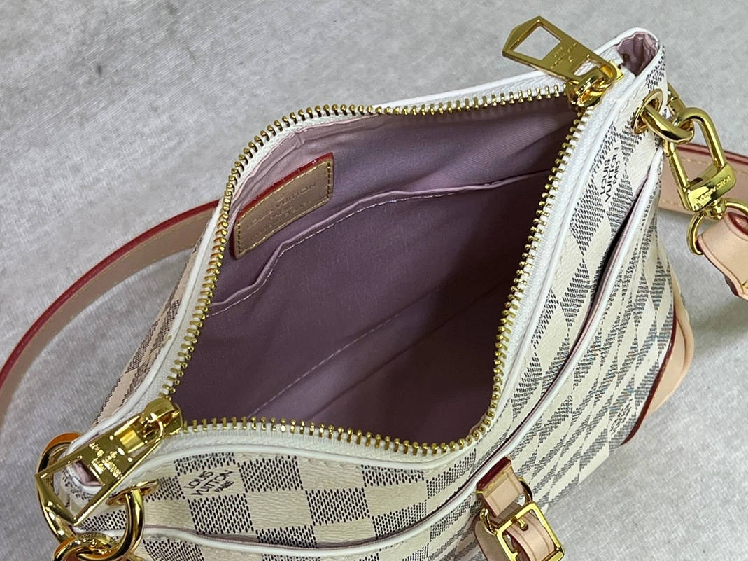 Louis Vuitton AAA Quality Messenger Bags For Women Refined 8931