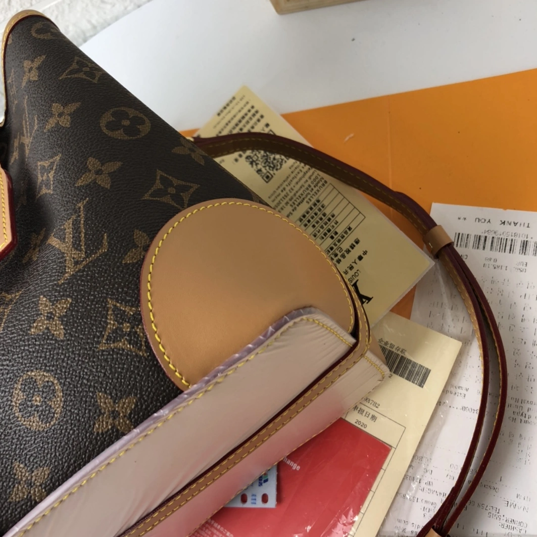 Louis Vuitton AAA Quality Messenger Bags For Women Reliable 2478