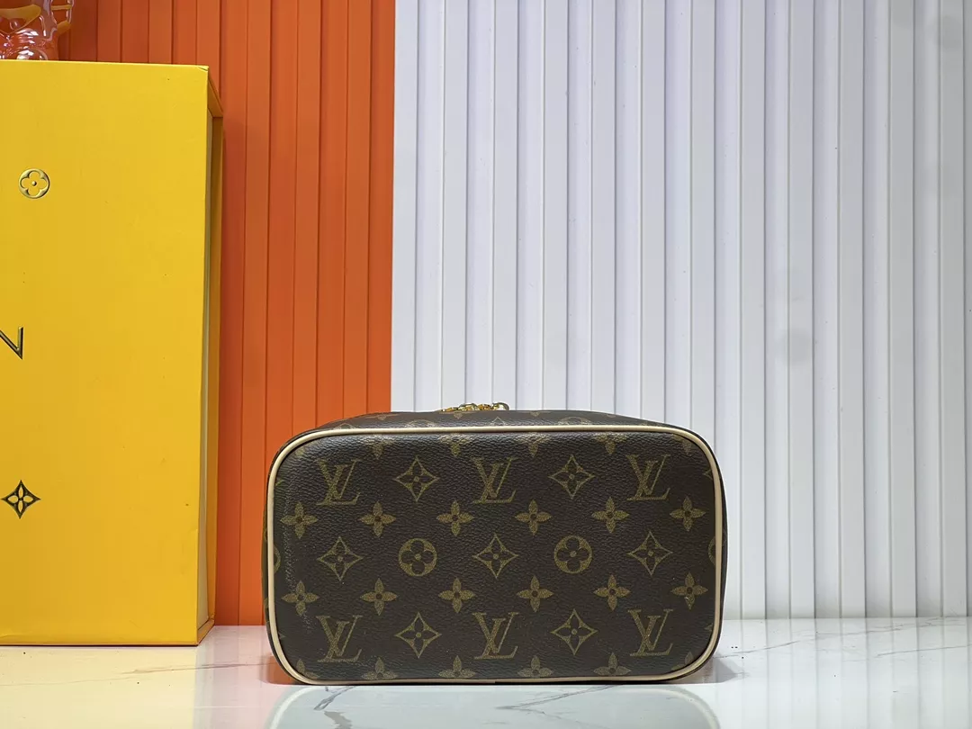 Louis Vuitton AAA Quality Messenger Bags For Women Reliable 4829