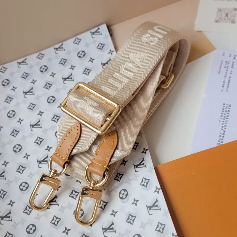 Louis Vuitton AAA Quality Messenger Bags For Women Sleek 1099