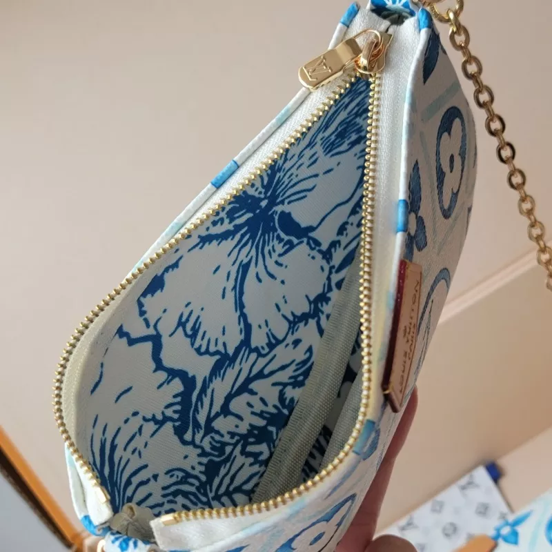 Louis Vuitton AAA Quality Messenger Bags For Women Sleek 1099