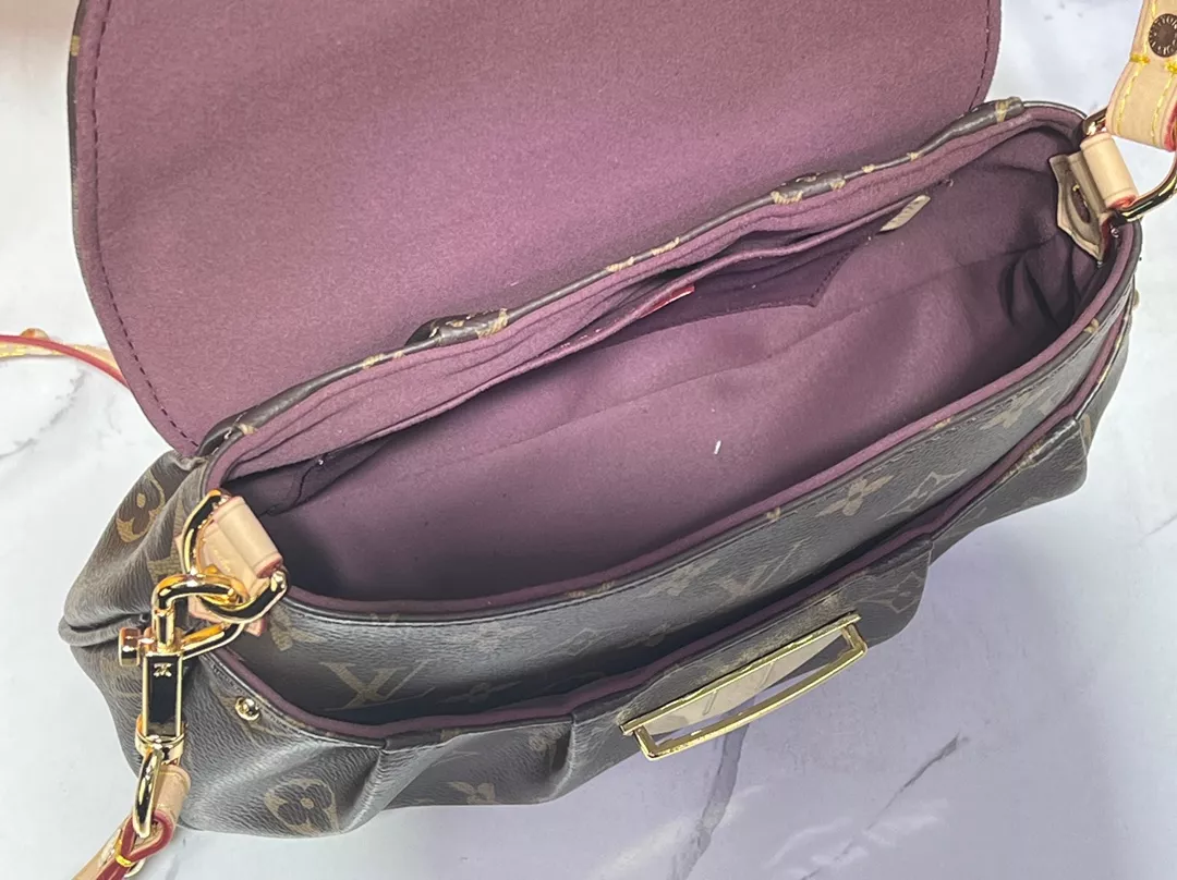 Louis Vuitton AAA Quality Messenger Bags For Women Sleek 3858