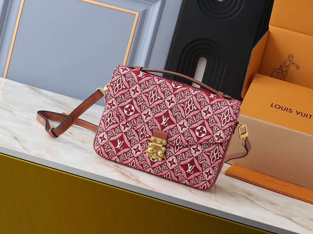 Louis Vuitton AAA Quality Messenger Bags For Women Sleek 7139