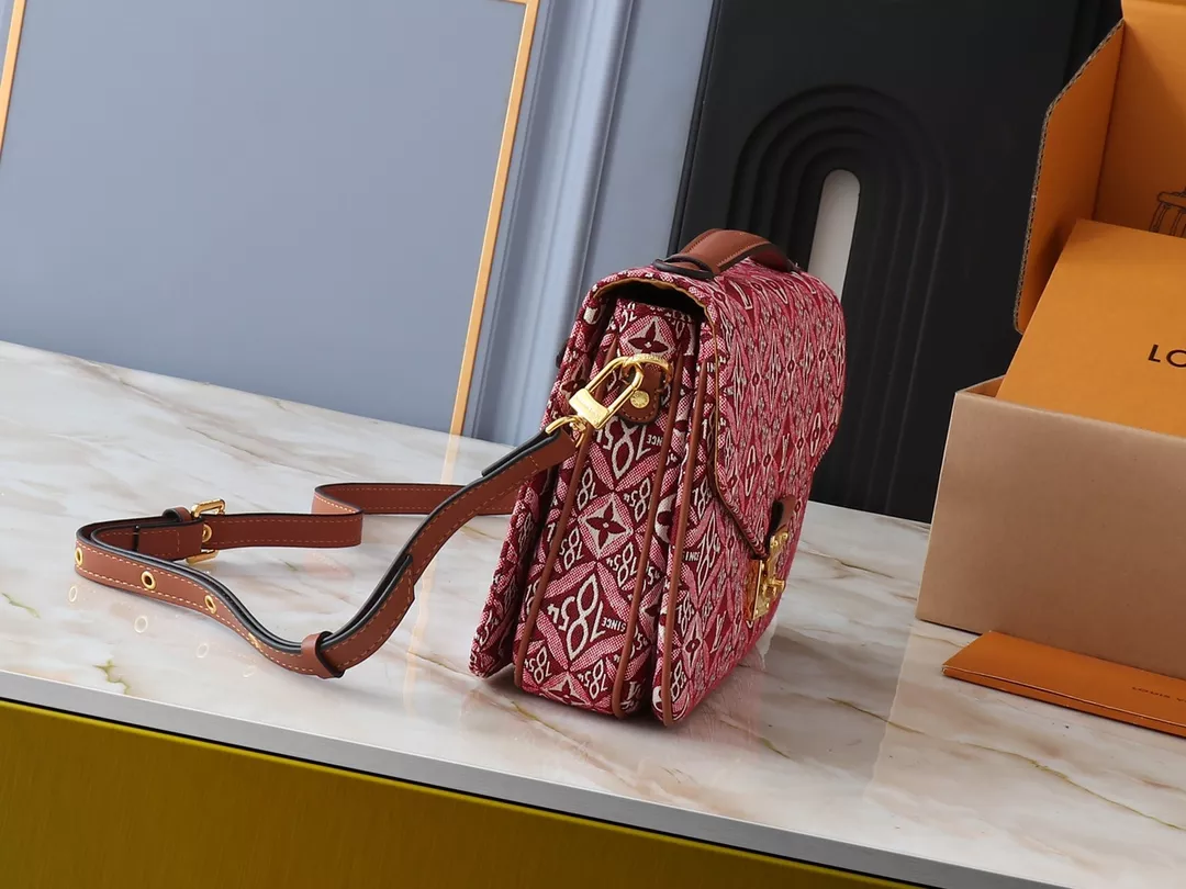 Louis Vuitton AAA Quality Messenger Bags For Women Sleek 7139