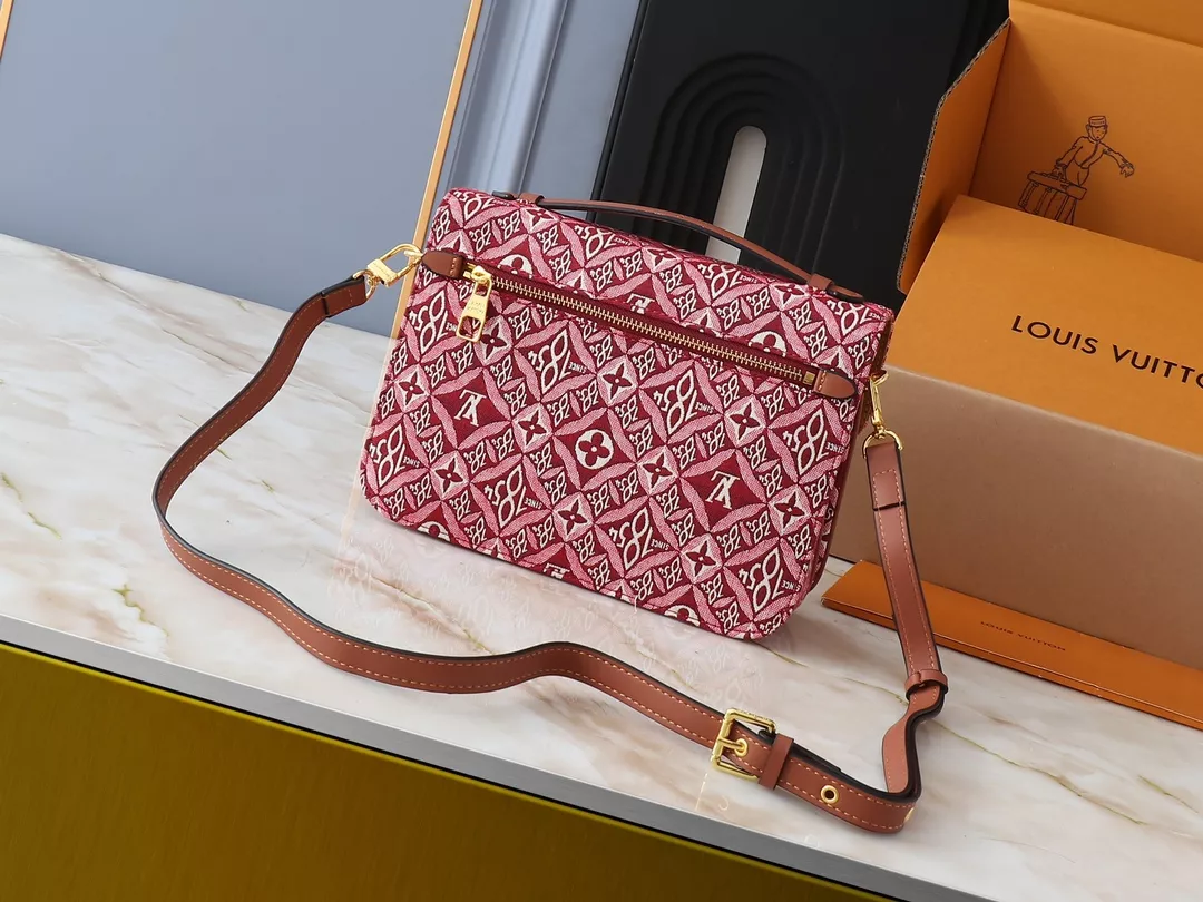 Louis Vuitton AAA Quality Messenger Bags For Women Sleek 7139