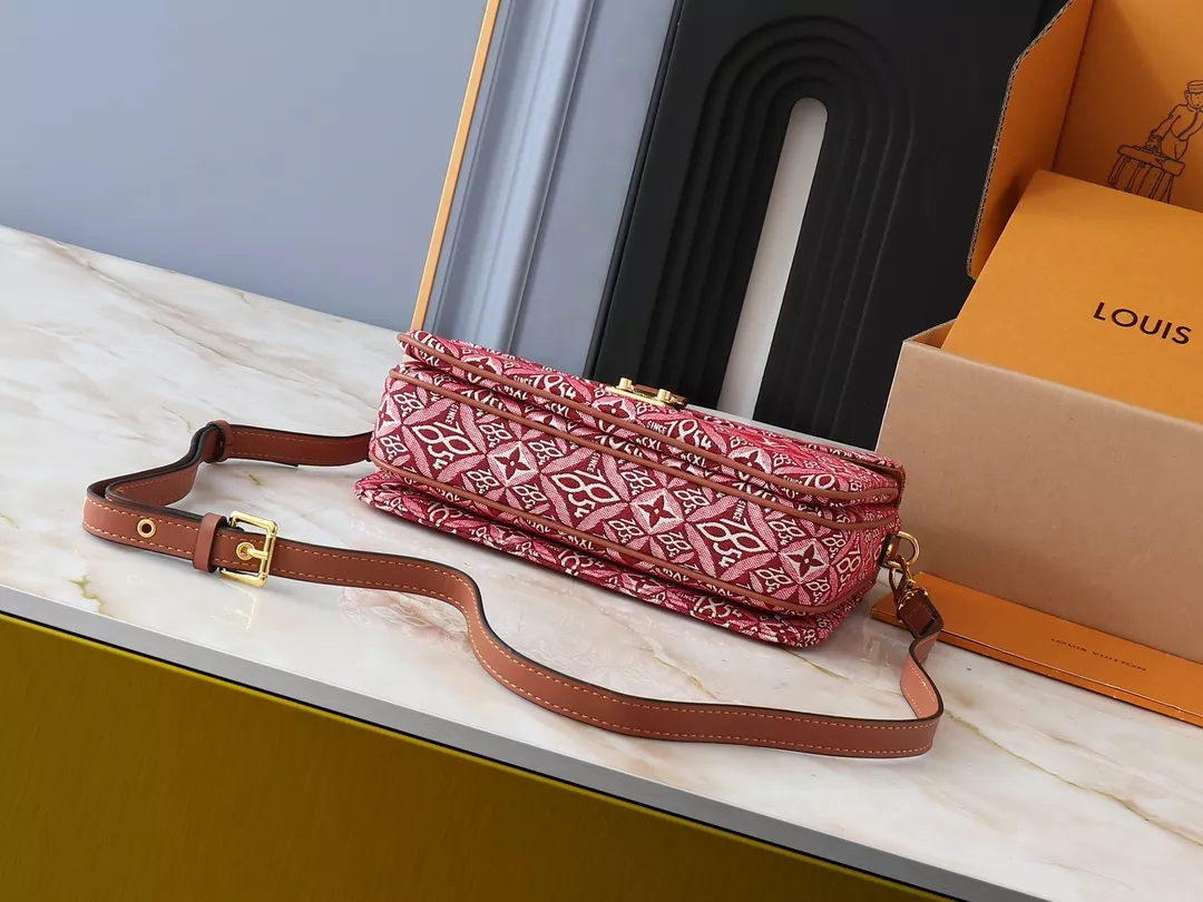 Louis Vuitton AAA Quality Messenger Bags For Women Sleek 7139