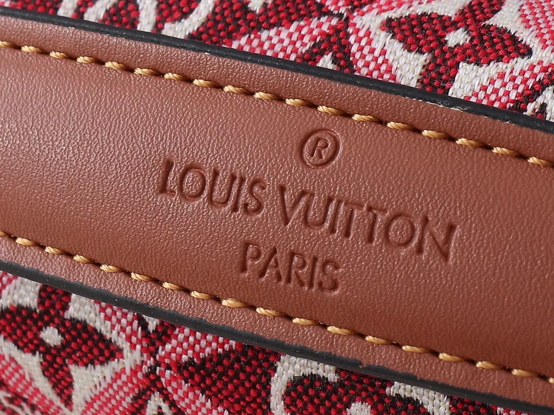 Louis Vuitton AAA Quality Messenger Bags For Women Sleek 7139