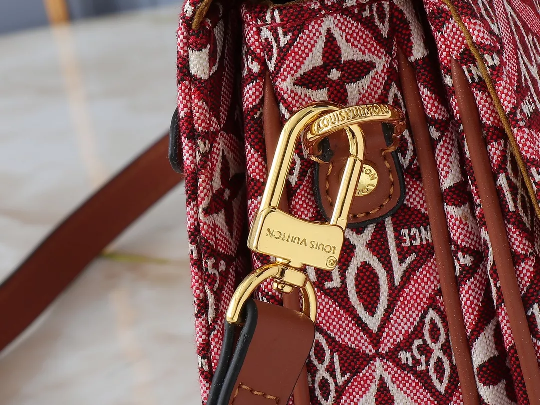 Louis Vuitton AAA Quality Messenger Bags For Women Sleek 7139