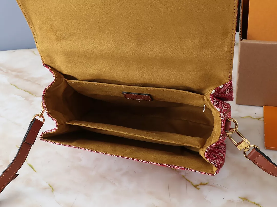 Louis Vuitton AAA Quality Messenger Bags For Women Sleek 7139
