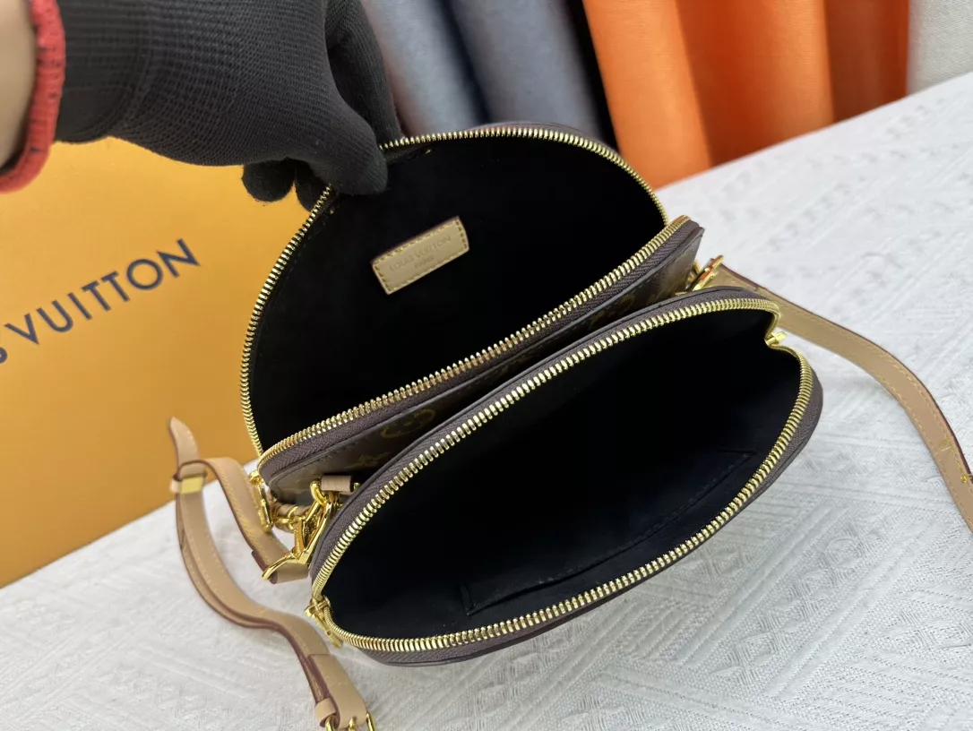 Louis Vuitton AAA Quality Messenger Bags For Women Soft 541
