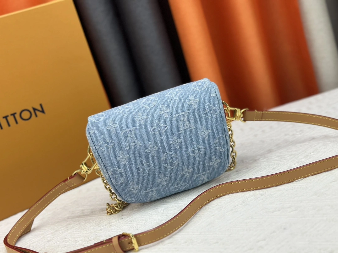 Louis Vuitton AAA Quality Messenger Bags For Women Sophisticated 3706