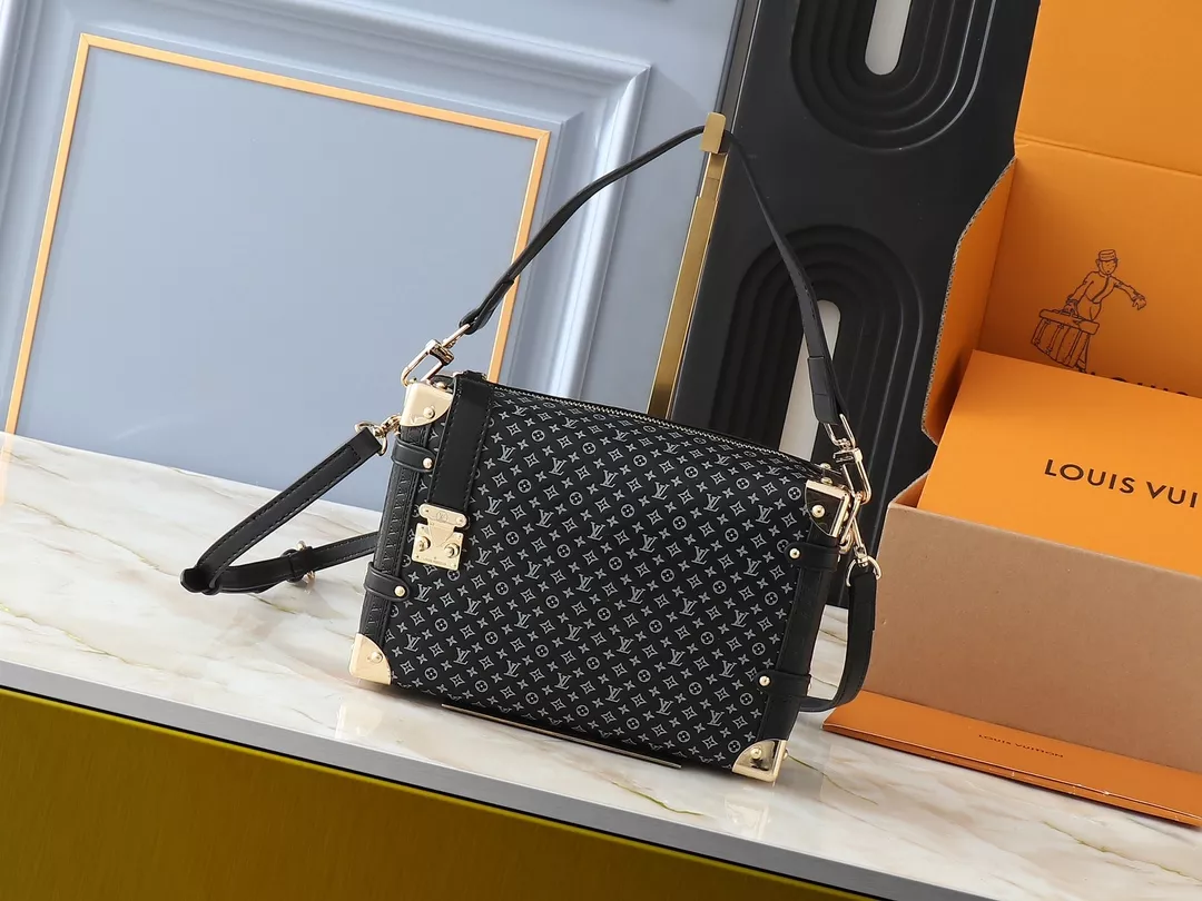 Louis Vuitton AAA Quality Messenger Bags For Women Sophisticated 900