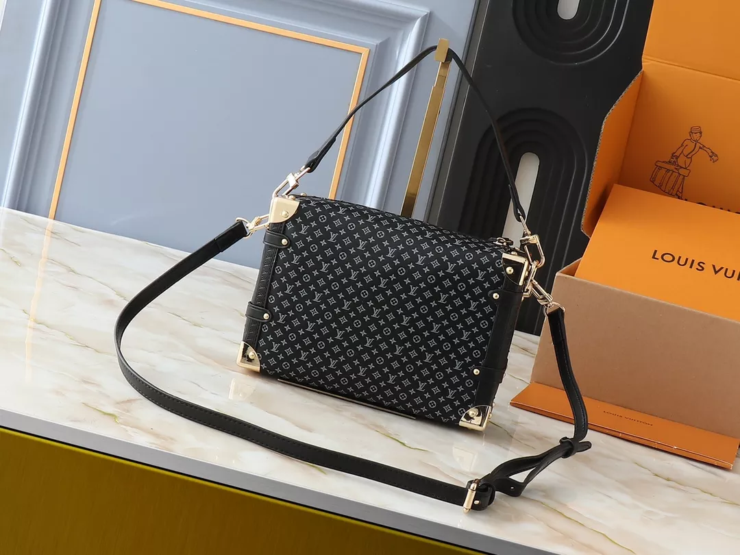 Louis Vuitton AAA Quality Messenger Bags For Women Sophisticated 900