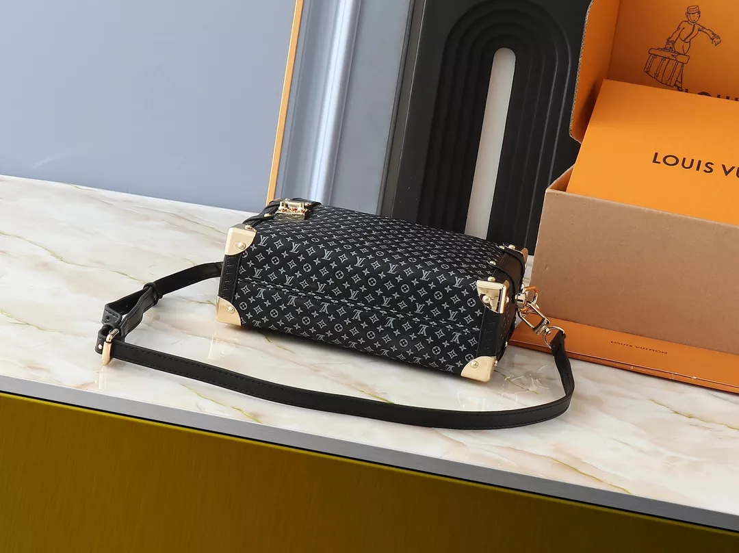 Louis Vuitton AAA Quality Messenger Bags For Women Sophisticated 900