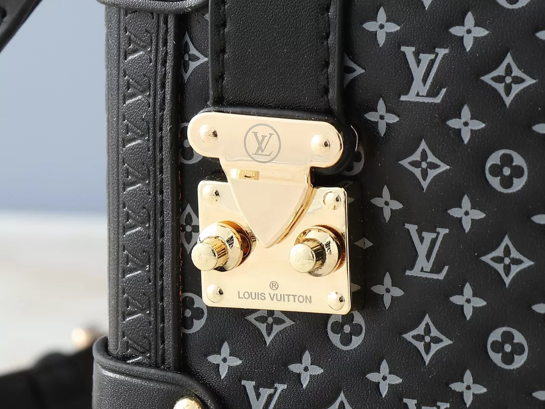 Louis Vuitton AAA Quality Messenger Bags For Women Sophisticated 900